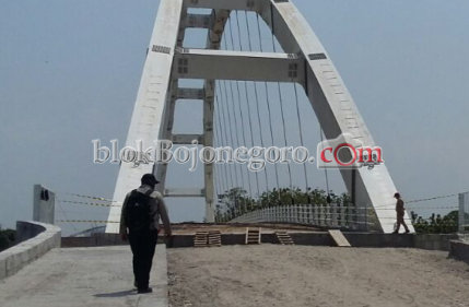 Pembatas Dilepas, Jembatan Sosrodilogo Jadi Alternatif Wisata Warga